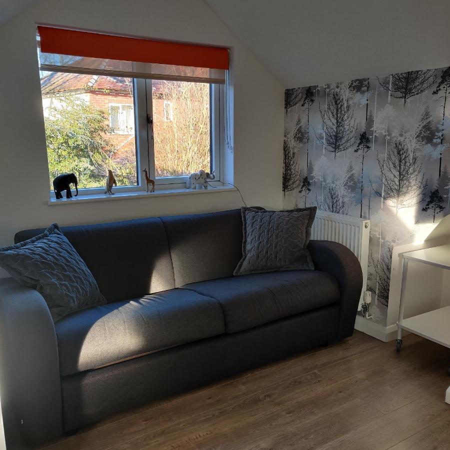 Delightful & Picturesque Modern Detached Apartment, Next To Chester Zoo, Near Park And Ride To City Centre المظهر الخارجي الصورة