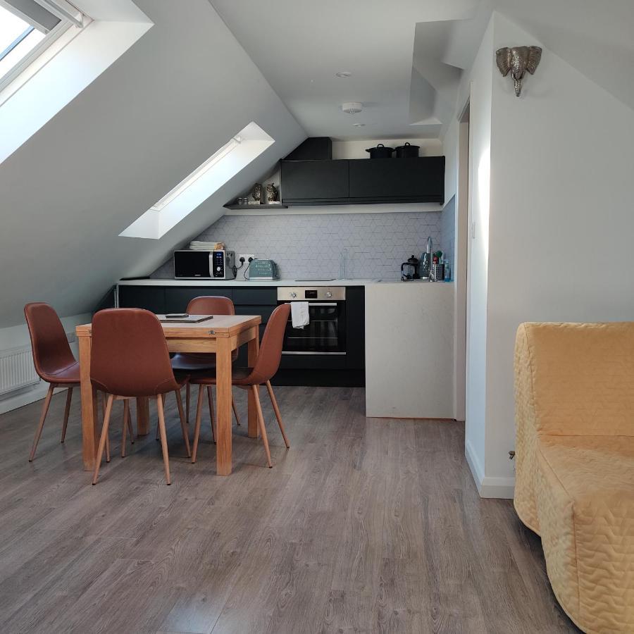Delightful & Picturesque Modern Detached Apartment, Next To Chester Zoo, Near Park And Ride To City Centre المظهر الخارجي الصورة