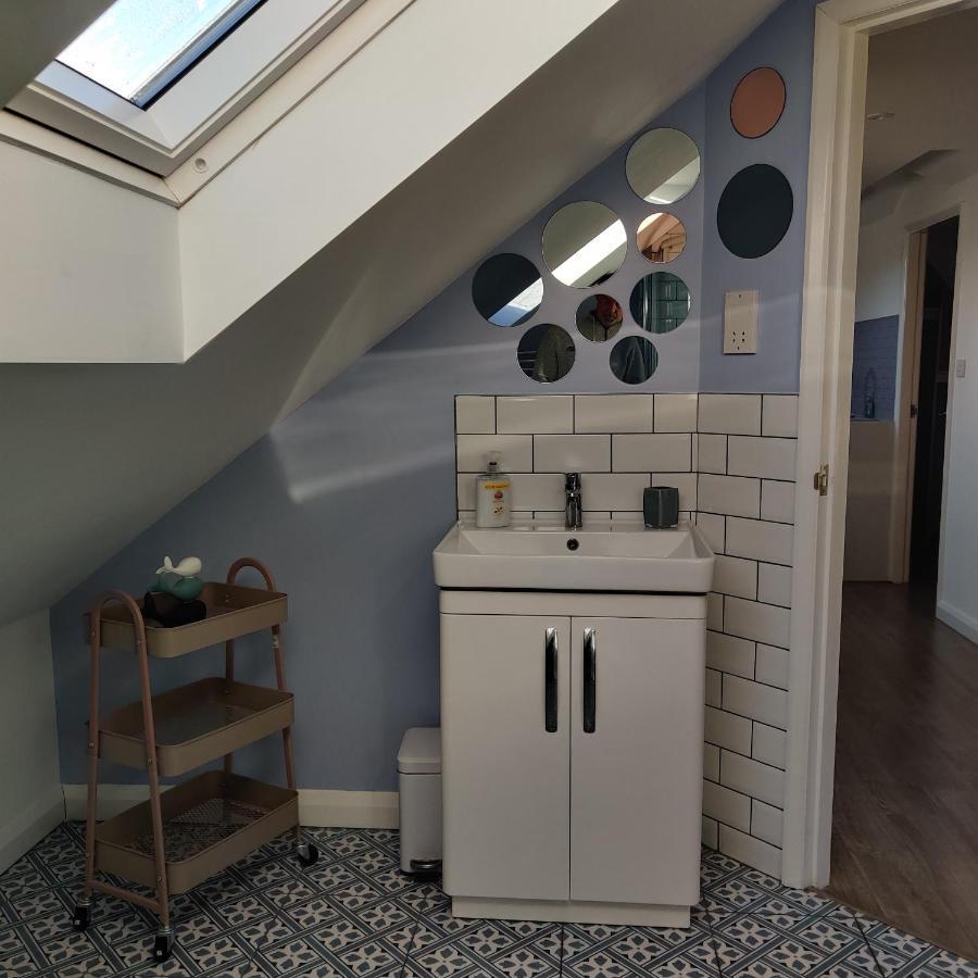 Delightful & Picturesque Modern Detached Apartment, Next To Chester Zoo, Near Park And Ride To City Centre المظهر الخارجي الصورة
