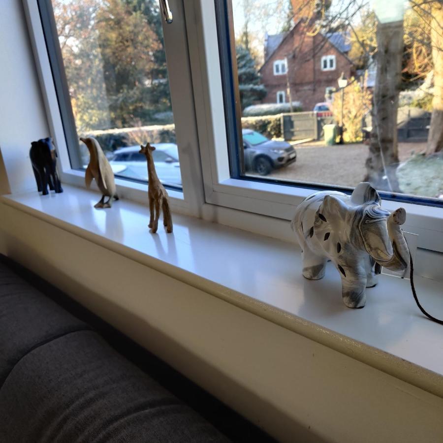Delightful & Picturesque Modern Detached Apartment, Next To Chester Zoo, Near Park And Ride To City Centre المظهر الخارجي الصورة