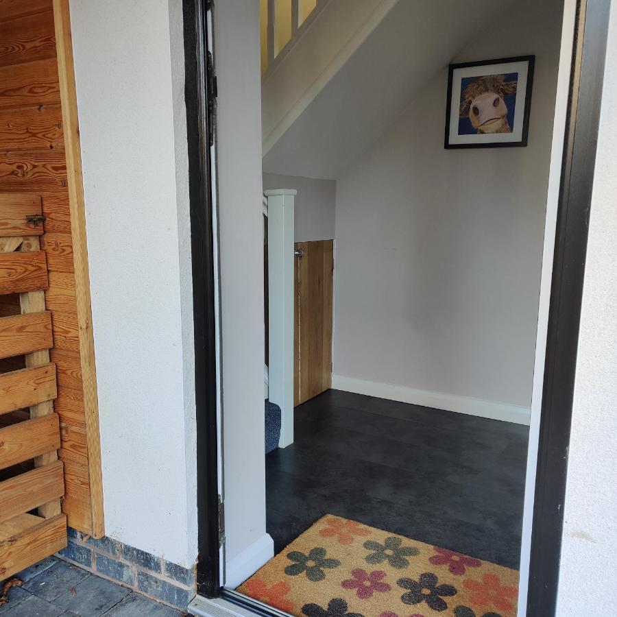 Delightful & Picturesque Modern Detached Apartment, Next To Chester Zoo, Near Park And Ride To City Centre المظهر الخارجي الصورة