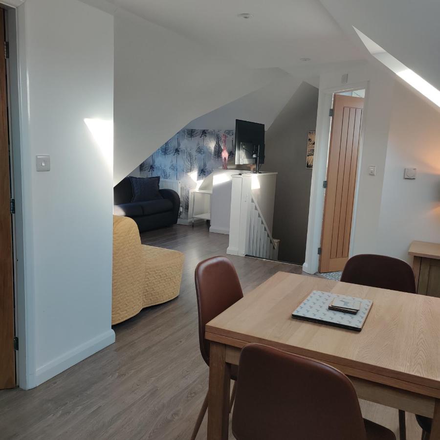 Delightful & Picturesque Modern Detached Apartment, Next To Chester Zoo, Near Park And Ride To City Centre المظهر الخارجي الصورة